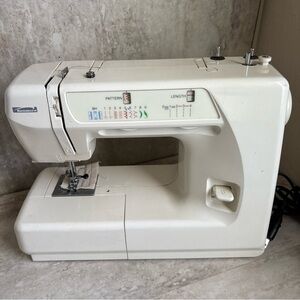 Kenmore / Janome Sewing Machine Model 385.15008100 W/ Pedal, Accessories, Works!